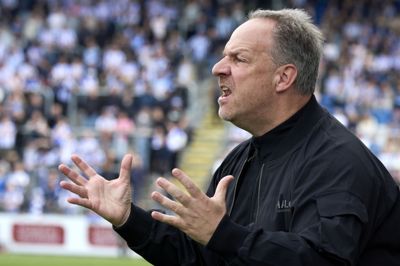 Alexander Zorniger blev ansat efter OB's oprykning til Superligaen sidste år. Han førte fynboerne til en ottendeplads i første sæson, men en kamp inde i den nye sæson er han fyret.