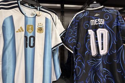 Adidas har solgt ude- og hjemmebanetrøjer fra flere af de nationer, som var med ved VM i fodbold. Det gælder blandt andet Argentina, som tabte finalen til Spanien.