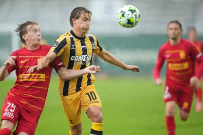 AC Horsens og Kristian Kirkegaard (t.h.), der her kæmper mod FC Nordsjællands Juho Lähteenmäki i sidste uges sæsonpremiere, sigter mod mere end bare overlevelse i Superligaen.