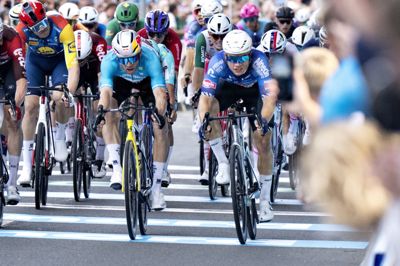 Spurten mellem Wout Van Aert og Jensen Plowright var helt tæt, og vinderen måtte findes efter målfoto.