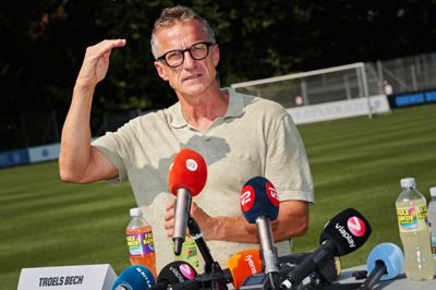 Sportsdirektør Troels Bech præsenterede torsdag eftermiddag Thomas Thomasberg som ny cheftræner i OB efter afskeden med Alexander Zorniger tidligere på dagen.