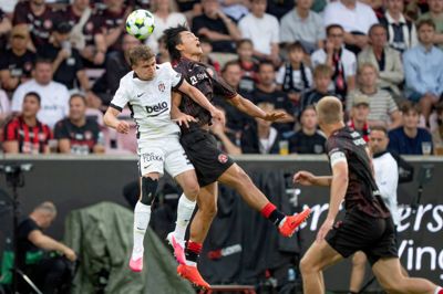 Cho Gue-Sung (i.m.) i duel mod Besiktas' Ridvan Yilmaz under Europa League-dysten på MCH Arena. Tyrkerne var skarpest, da tingene spidsede til.
