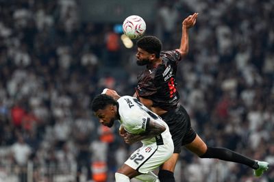 Philip Billing - her med Besiktas' højreback Michael Murillo - ærgrer sig over, at FC Midtjylland er ude af Europa League. Nu venter irske Bohemians i Conference League-kvalifikationen.