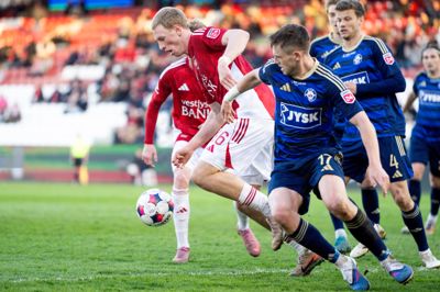 Callum McCowatt i blåt med Pedro Ganchas lige bag sig. De to er udset til at blive profiler for SIF i den kommende sæson, men meget kan ændre sig.