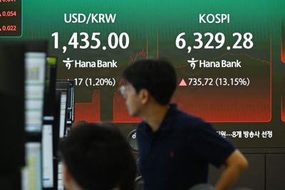 Det sydkoreanske Kospi-indeks har fredag indhentet en del af det tabte fra ugers nedtur. Alligevel er indekset faldet over 20 procent i juli.