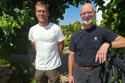 Thomas Riddervold (tv) afløser den kommende pensionist Arne Møller Jensen som graver ved kirkerne i Sjørslev, Almind og Lysgaard.