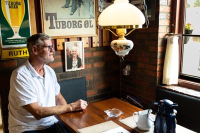 Lige her sad Ruth Madsen hver eneste dag og betragtede livet på kroen. Her blev læst Herning Folkeblad, drukket kaffe og sludret. Ruth Madsen sørgede for at vande blomsterne til det sidste, og vi skal ikke mange år tilbage, før hun trods sin alder var en del af den daglige drift.