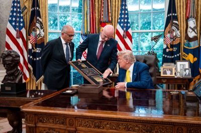 Carlos Cordeiro (til venstre) ses her sammen med Gianni Infantino og USA's præsident, Donald Trump, i forbindelse med et besøg i Det Hvide Hus i 2025.