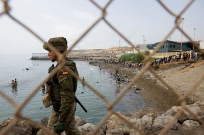 Ifølge det spanske styre i Ceuta viser estimater, at op mod 60.000 personer siden torsdag har krydset grænsen til Ceuta fra Marokko til lands og til vands. Der bor 85.000 personer i eksklaven.