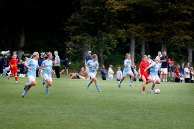 F.C. Nordsjællands U-13-hold spillede fredag mod Malmø I.F. og vandt 4-0. Carla La Cour fra F.C. Nordsjællands U16-hold overværede kampen og synes, det er fedt at kunne støtte de yngre årgange, imens hun selv i spænding venter på at skulle spille kamp.