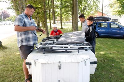 Lidt af en luksus campingplads at få ved Ramsing Cup. Lige ved indgangen og i skyggen af træerne. Fodboldfolket fra Vegger i Nordjylland er da heller ikke utilfreds med den placering. Fodbold-far Ulrik Sørensen fortæller, at pladsen blev tildelt dem for fire år siden på grund af klubbens lille størrelse, og siden har de kæmpet lidt, for at få lov til at beholde den lukrative placering tæt på alle ting i modsætning til det, de kalder »helt ude på campingområdet«. Han har sønnerne Kevin og Alex med selv, og så har de kammeraten Theis Greth (i rød trøje) til at hjælpe ved at slå campletten op.