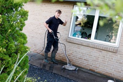 Kasper Møller Hansen står selv for alt arbejdet i virksomheden og nyder de personlige relationer.