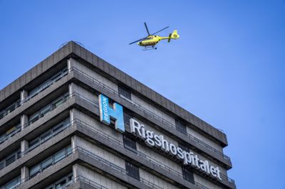 Efter en trafikulykke i Aakirkeby blev tre personer torsdag aften fløjet til Rigshospitalet. En yngre kvinde er i kritisk tilstand, mens de to andre er uden for livsfare.
