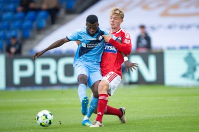 Cheftræner Morten Dahm Kjærgaard vil ikke afsløre, om William Møller er med fra start mod FCK, men han roser den unge forsvarsspiller, der fik debut i Randers.
