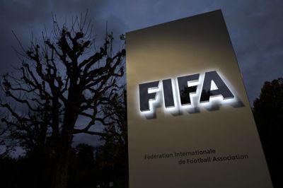 Fifa sagde fredag, at »ingen sælger fodbold. Det er ikke noget, Fifa nogensinde ville overveje«. Nettooverskuddet vil blive geninvesteret i fodbolden, har det lydt, men kritikken har alligevel været hård.