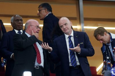Jesper Møller (tv.) håber, at Gianni Infantino (th.) snart er fortid som præsident for Fifa.