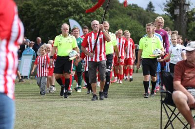 80-årige Klaudi Sigaard sluttede først for godt en måned siden sin karriere som fodbolddommer efter at have dømt 4220 kampe. Lørdag var han tilbage i fødebyen Sparkær, hvor hans fodboldliv startede. Arrangørklubben havde som hyldest til legenden bedt ham om at være fanebærer ved indmarchen til finalekampen i Fjends Cup mellem Sparkær og Stoholm.