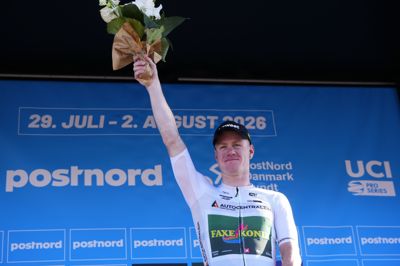 Henrik Breiner Pedersen ligger nummer tre i det samlede klassement i PostNord Danmark Rundt og er samtidig indehaver af den hvide ungdomstrøje.