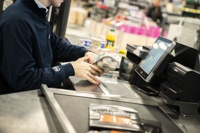 Regeringens plan om at sænke momsen på fødevarer og fjerne den helt fra frugt og grønt skal gøre det billigere for danskerne at handle ind.