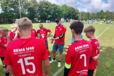 Træner Allan Bækdal giver Vinding UIFs hold gode råd med på vejen i halvlegen i kampen mod Vildbjerg SF. Det var hans sidste kamp efter 11 år sammen med drengene.