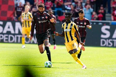 Philip Billing (t.v.) jagter bolden med Horsens' Alagie Saine under søndagens Superliga-opgør på MCH Arena i Herning.