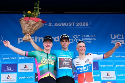 Henrik Breiner Pedersen (t.v.) sikrede sig karrierens hidtil største resultat, da han sluttede som nummer tre samlet i Postnord Danmark Rundt. Superstjernen Wout van Aert (Visma) tog tre etapesejre og vandt også samlet. Lukas Kubis (t.h.) blev nummer to.