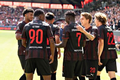 Valdemar Buskov (nummer to fra højre) og FC Midtjylland-spillerne jubler over Franculinos scoring - og over de tre point mod Horsens. Ulvene viste kølighed i slutfasen, mener Byskov.