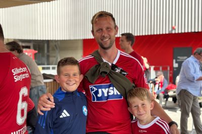 Kristian Overgaard, 40 år, med børnene Magne og Lauge, Sydals: - Den er superflot. Jeg tror, den bliver et samlingspunkt, som vi kommer til at bruge fremadrettet. Vi plejer at mødes inden kampen med venner, og ungerne plejer at bruge aktiviteterne for børn. Så er det fedt, at vi voksne kan samles her imens. Vi kører helt fra Sydals, så det er dejligt, at man kan få lidt stemning og sammenhold inden kampen. Det har været tiltrængt gennem mange år med sådan et område her. Det er dejligt at se, at man har gjort det ordentligt.