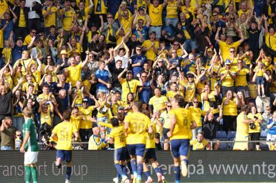 Brøndby-spillerne jublede med fansene på stadion efter Olti Hysenis 1-0-scoring mod Viborg.