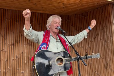 - Nu har jeg kun set den nye fanzone her fra scenen, og den fungerer. Der skal nok ske en masse gode ting her i fremtiden. Det er jeg sikker på. Jeg har jo holdt med SIF i en menneskealder, så jeg er glad for, at jeg kunne give mit bidrag ved at komme og spille i dag, sagde Lars Lilholt til Midtjyllands Avis, efter han havde optrådt i den propfyldte fanzone ved Jysk Park søndag.