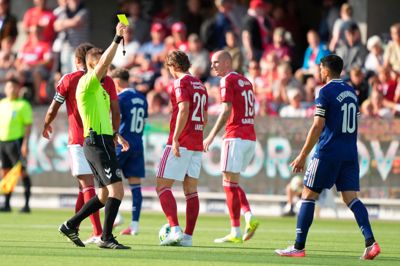 SIF'erne havde i første halvleg stor ære af kampen.