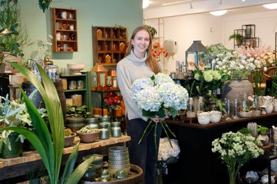 I øjeblikket må Johanne Stilling Pilgaard pendle fra hjemmet hos forældrene i Handbjerg og til hendes nye butik, Sunds Blomster, men hun har planer om snart at flytte til Sunds.