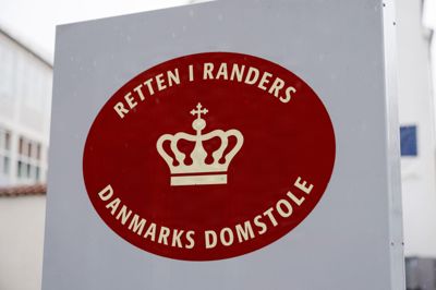 Retten i Randers har mandag eftermiddag klokken 16.00 et grundlovsforhør, hvor tre personer ventes fremstillet. Politiet vil ikke oplyse, hvad sagen drejer sig om på forhånd.