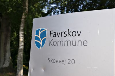 Favrskov Kommune fik mandag formiddag en fortrolig orientering fra Østjyllands Politi om, at politiet har anholdt tre personer, som er blevet sigtet for forsøg på terrorisme, hvor Hadsten Skole var målet.