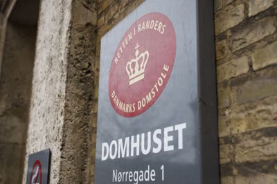 En dreng på 15 og to drenge på 16 år mistænkes for at planlægge angreb mod personer på Hadsten Skole. De tre unge mænd er mandag aften blevet varetægtsfængslet efter et næsten seks timer langt grundlovsforhør ved Retten i Randers.