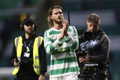 Indtil videre har Kasper Høgh bidraget med fire kampe og en scoring som dansk landsholdsspiller. Mandag fik han debut i Celtic.