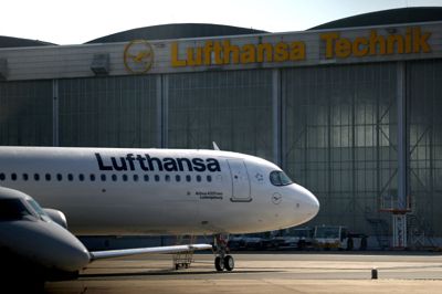 Det tyske luftfartsselskab Lufthansa har set overskuddet styrtdykke som følge af stigende brændstofudgifter.