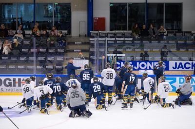 Mandag aften var den samlede Blue Fox-trup for første gang på is. Cheftræner Garth Barry instruerer her spillerne i nogle af øvelserne. Traditionen tro var flere hundrede fans på plads.