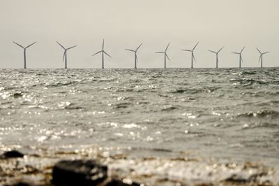 Havvindmøller - her set fra Samsø - er en af forudsætningerne for, at Danmark kan omstille sig til el, mener flere organisationer.