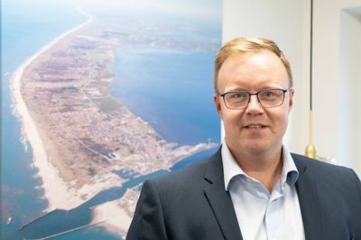 Torben Lindberg Strømgaard er manager for offshorestrategien på Port of Hvide Sande. For ham var nyheden tirsdag morgen om, at en af havnens store aktører Vattenfall Vindkraft A/S havde vundet et udbud om at bygge en stor havvindmøllepark, en rigtig god nyhed, som i de kommende 25 år vil få stor afsmitning på den vestjyske havn.