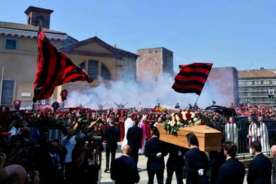 Flere hundrede fans mødte op foran Sant'Ambrogio-kirken i Milano for at tage afsked med Franco Baresi.