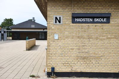 De tre drenge på henholdsvis 16, 16 og 15 år er sigtet efter straffelovens paragraf 114 - om terrorisme - der har en strafferamme med fængsel op til livstid. De nægter sig alle skyldige i at ville angribe Hadsten Skole i Østjylland.