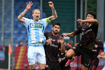 Sønderjyskes Magnus Jensen (t.v.) kan måske snart iføre sig FCM's spillerdragt. Han er i hvert fald udsigt som afløseren for Han-beom Lee (t.h.), der lige er blevet solgt til Club Brugge.