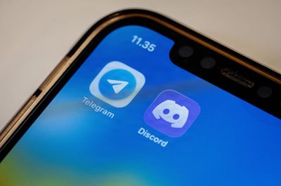 Selv om Discord beskriver sig som en »kommunikationsplatform, der giver mulighed for at skabe meningsfulde menneskelige forbindelser centreret om glæden ved gaming«, findes der også voldsforherligende fællesskaber derinde, fortæller lektor Line Nybro Petersen, der har specialiseret sig i onlineekstremisme.