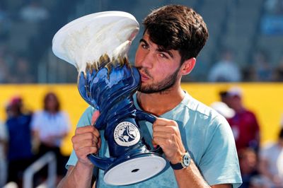 Spanske Carlos Alcaraz kommer ikke til at forsvare sidste års sejr ved Cincinnati Open. En håndledsskade giver fortsat tennisspilleren problemer, og han trækker sig derfor fra turneringen.