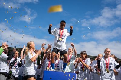 Mwanalima Jereko og holdkammeraterne i HB Køge fejrede midt i juni det danske mesterskab efter et parløb med Brøndby IF i foråret.