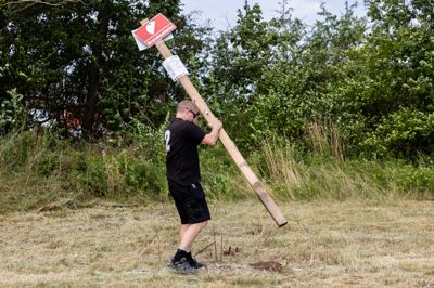En (lille) campingplads bliver til. XL Brejnholt Bording Cup havde i storhedsdagene 300 campingenheder. I år er tallet 30. I det hele taget skrumper stævnet, men lidt er også godt. Her ses Tommy Hansen i gang med at gøre klar i campingområdet lige midt i det hele.
