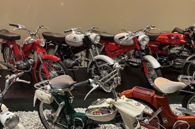 Veteranknallerter er virkelig inde i varmen. Nogle er endda kommet på museum som denne fine samling af Puch'er, der kan ses på motormuseet Maskinrummet i Skagen. Men mindre kan også gøre det, så et nyt knallertstumpe-marked ved Nørre Snede kan også gå hen og blive en attraktion.