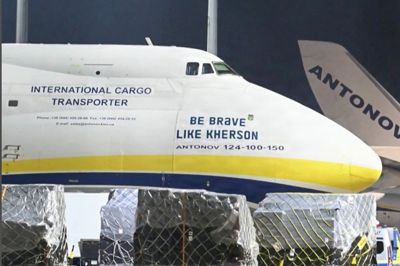 Fragtfly fra det ukrainske selskab Antonov Airlines er parkeret i Leipzig/Halle Lufthavn natten til onsdag. Et af flyene har påskriften »be brave like Kherson« - »vær tapper som Kherson« - med henvisning til den ukrainske oblast Kherson.