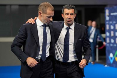 Luis Figo (til højre) er i et indlæg i Daily Mail hård i sin kritik af Gianni Infantino.
